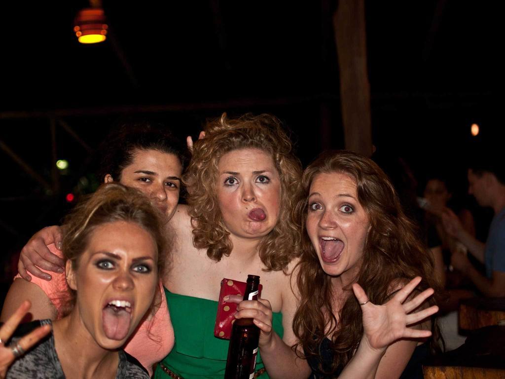 Arenal Backpackers Resort La Fortuna Екстериор снимка A group of women making faces
