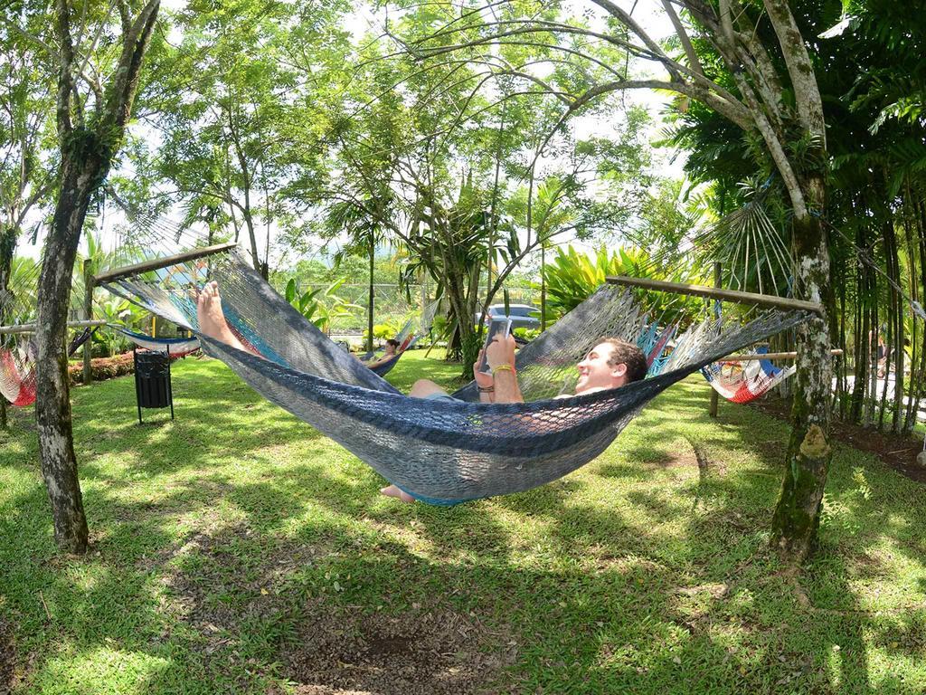 Arenal Backpackers Resort La Fortuna Екстериор снимка Hammock in the park