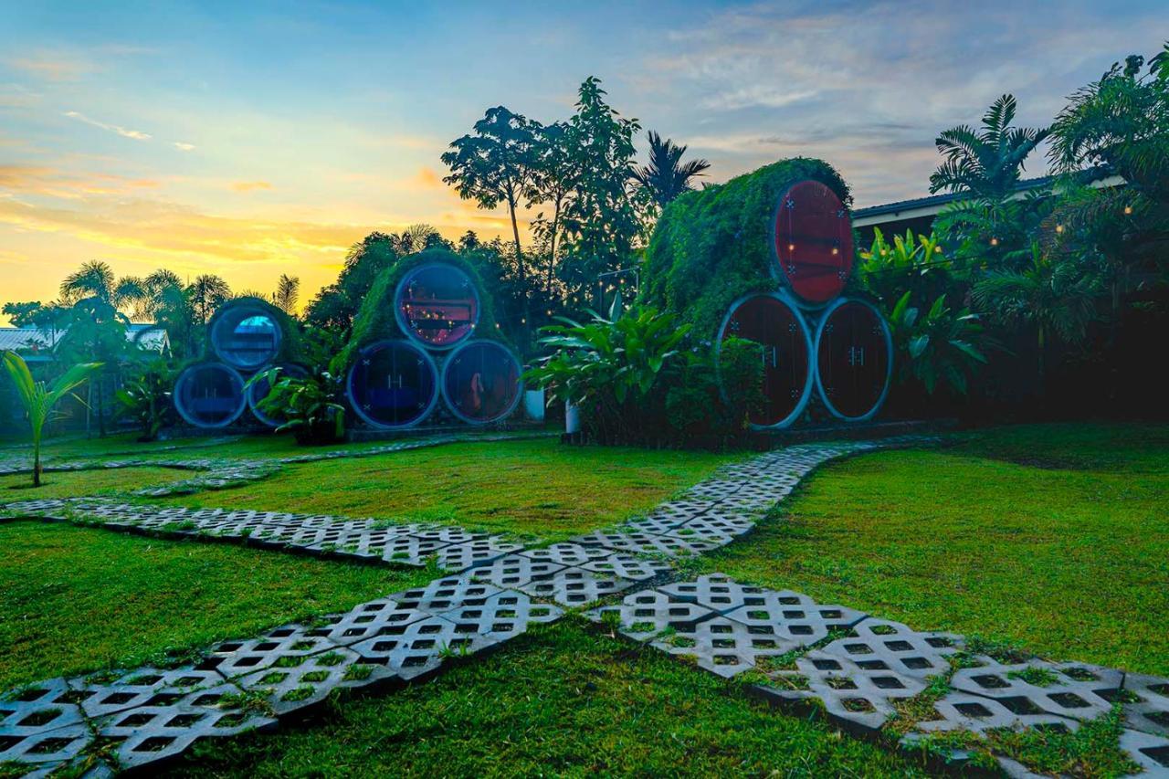 Arenal Backpackers Resort La Fortuna Екстериор снимка The resort's "Bubble" rooms