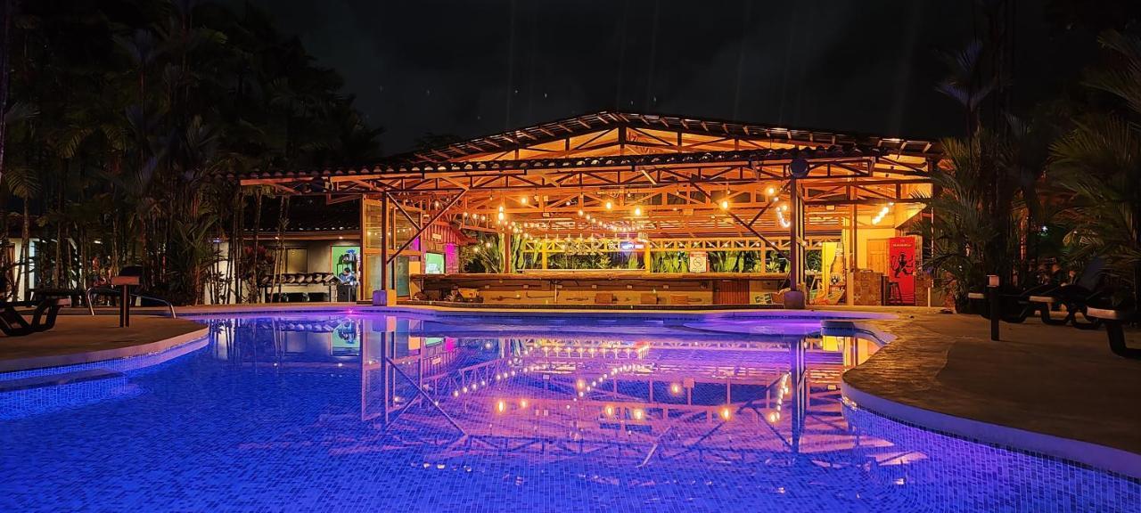 Arenal Backpackers Resort La Fortuna Екстериор снимка The pool at the resort