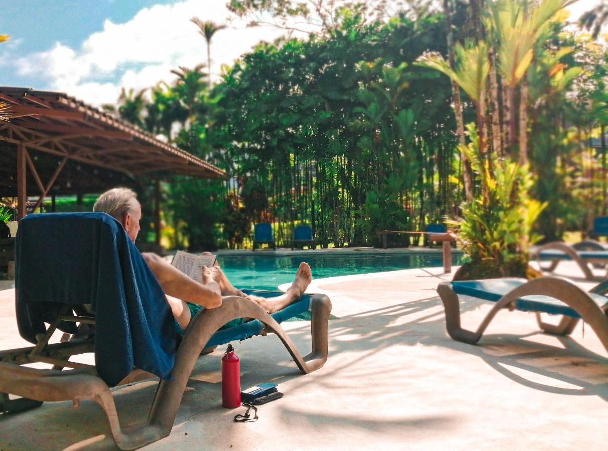 Arenal Backpackers Resort La Fortuna Екстериор снимка A man relaxing at a resort