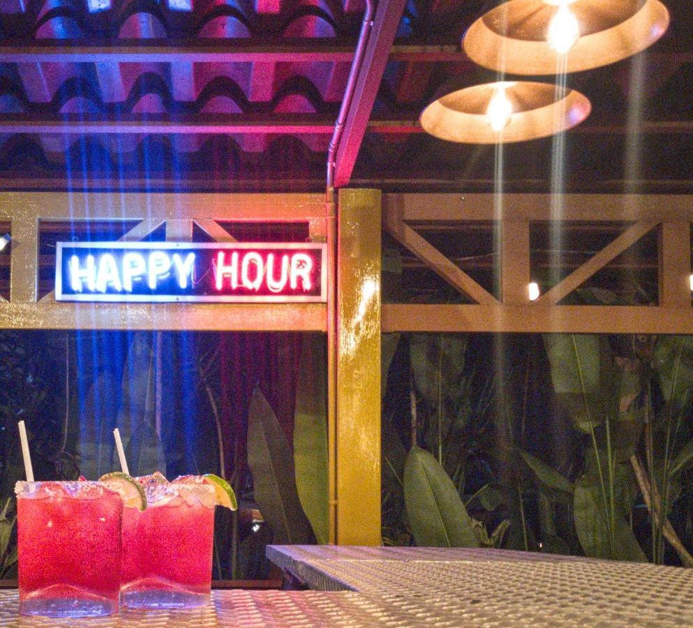 Arenal Backpackers Resort La Fortuna Екстериор снимка Happy hour sign