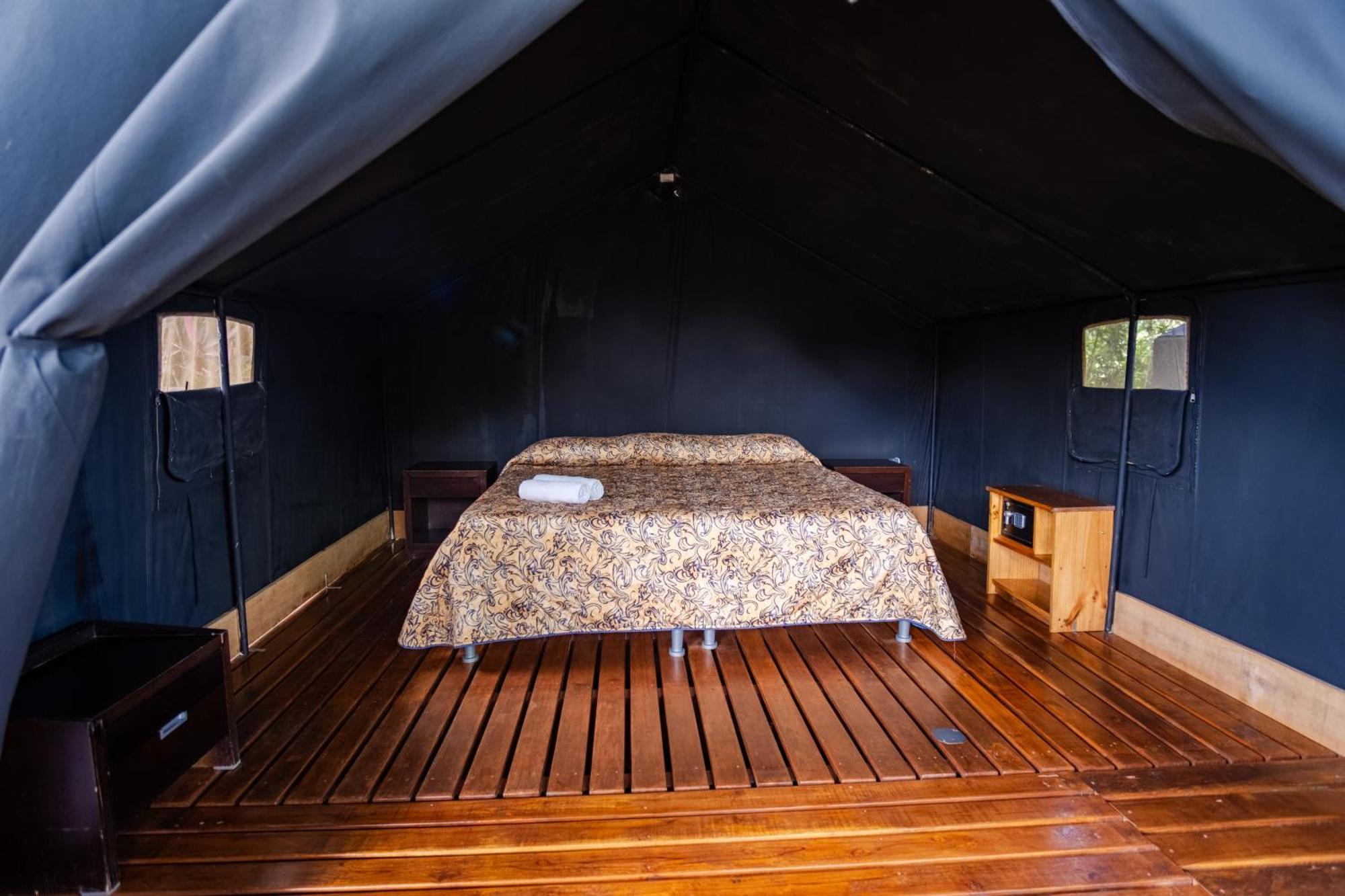 Arenal Backpackers Resort La Fortuna Екстериор снимка Interior of a tent at the resort