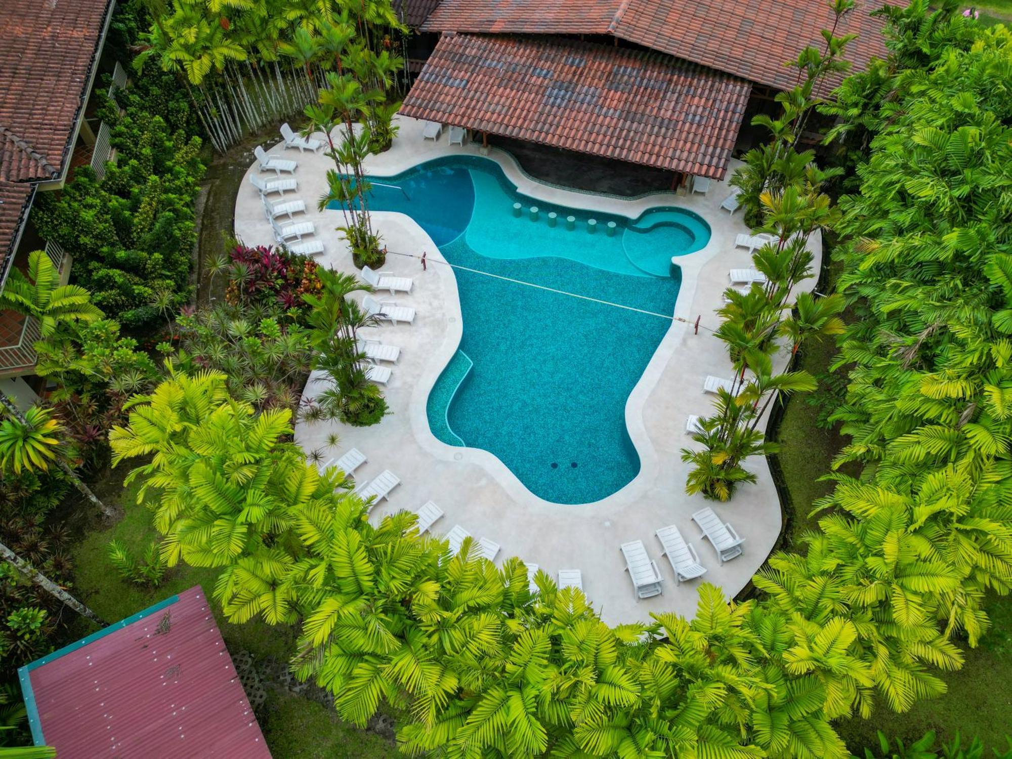 Arenal Backpackers Resort La Fortuna Екстериор снимка Aerial view of the swimming pool at the hotel