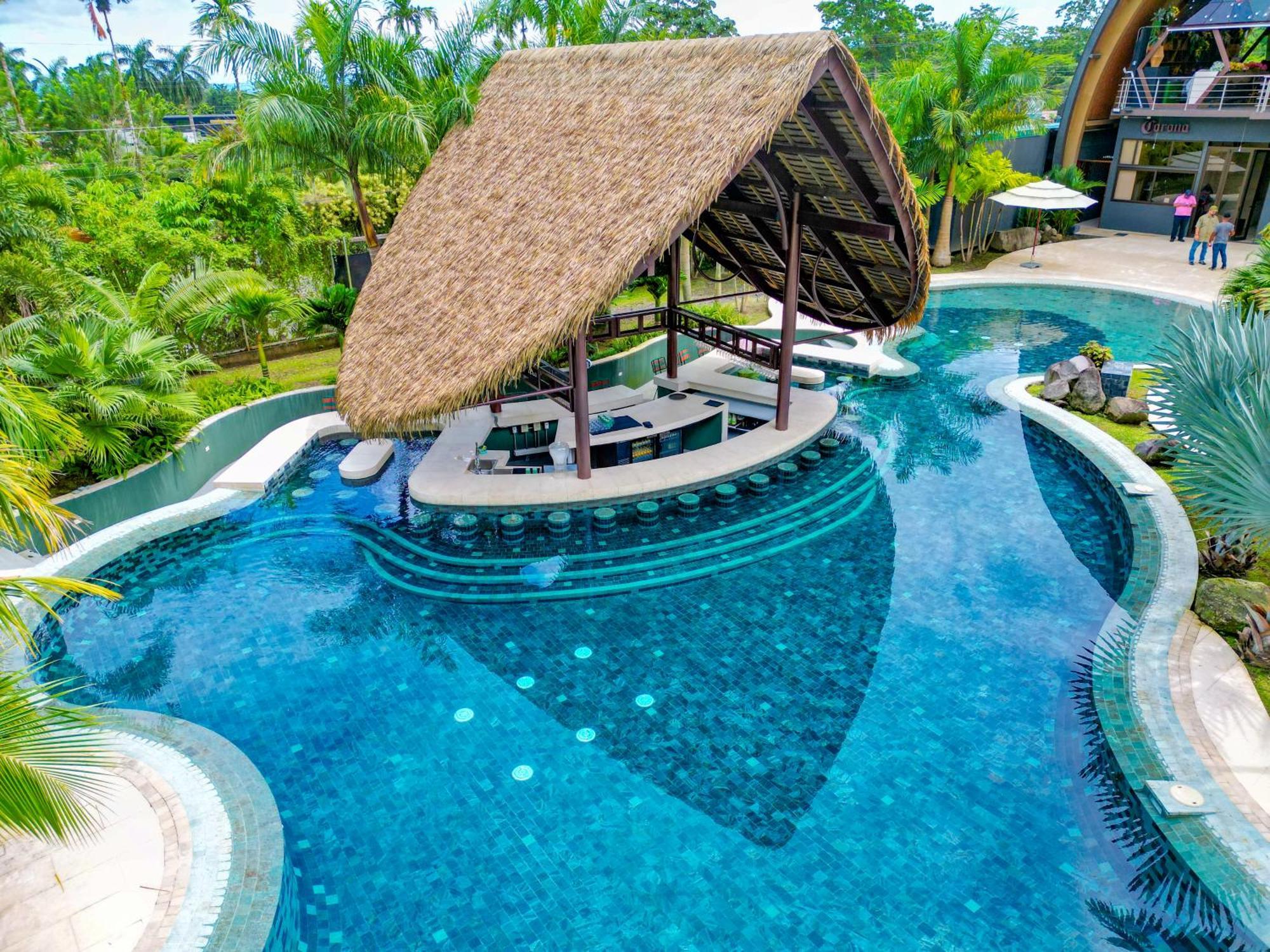 Arenal Backpackers Resort La Fortuna Екстериор снимка The swimming pool at the resort