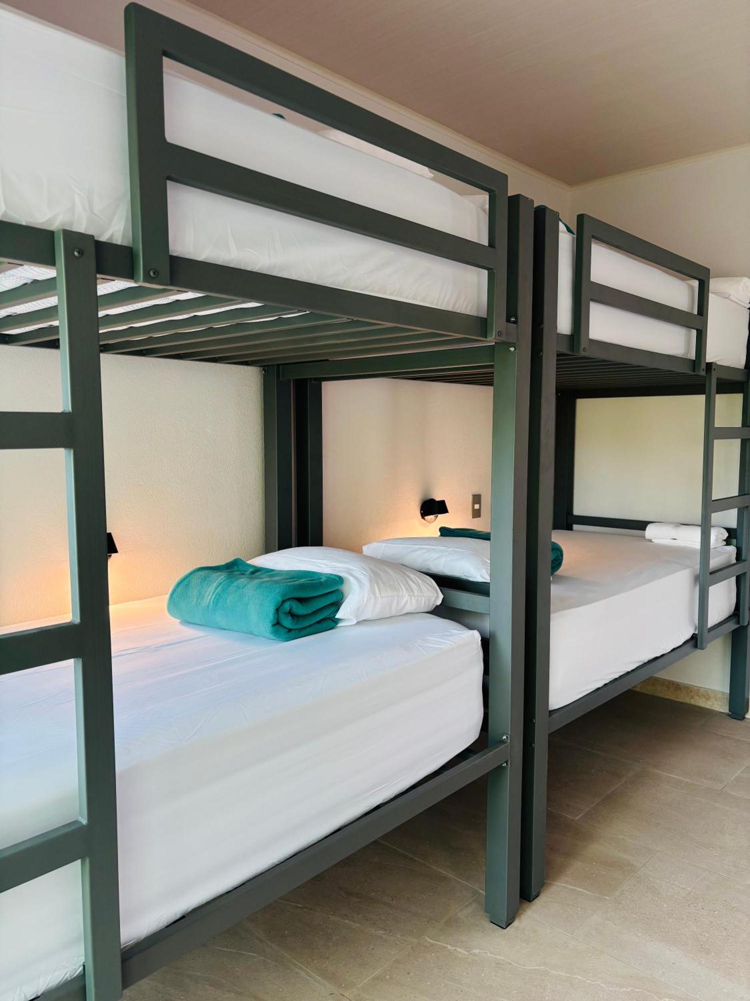 Arenal Backpackers Resort La Fortuna Екстериор снимка Bunk beds in a hostel