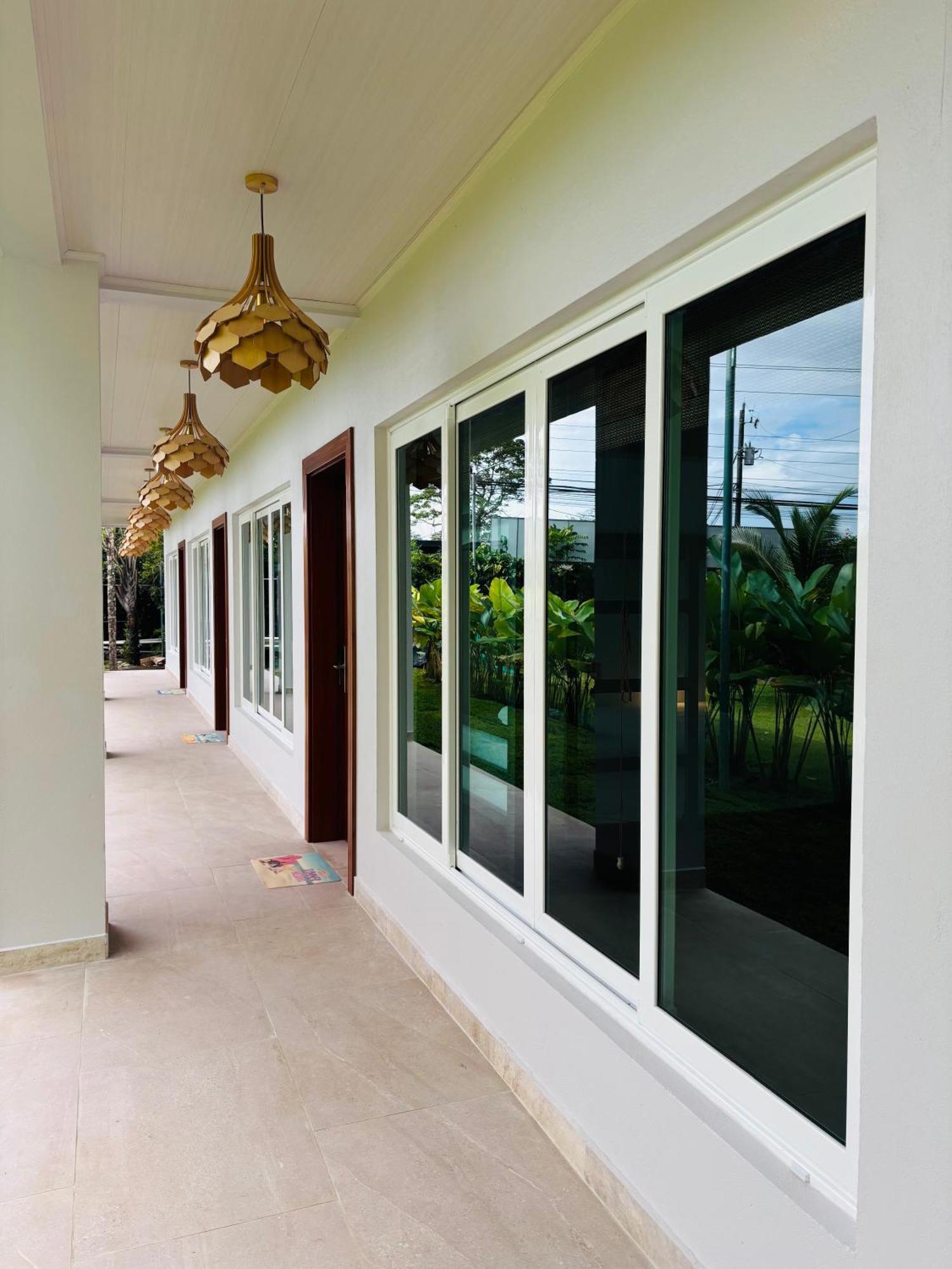 Arenal Backpackers Resort La Fortuna Екстериор снимка A window with reflective glass