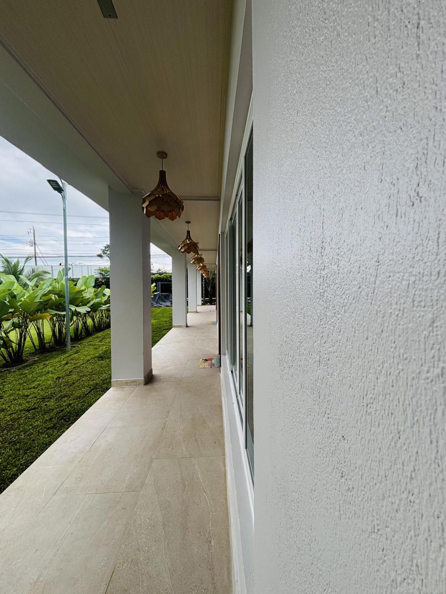 Arenal Backpackers Resort La Fortuna Екстериор снимка The corridor of the school