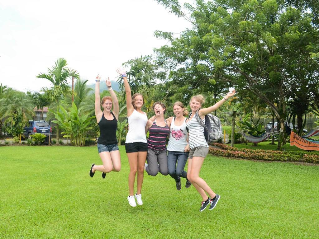 Arenal Backpackers Resort La Fortuna Екстериор снимка Students jumping for joy