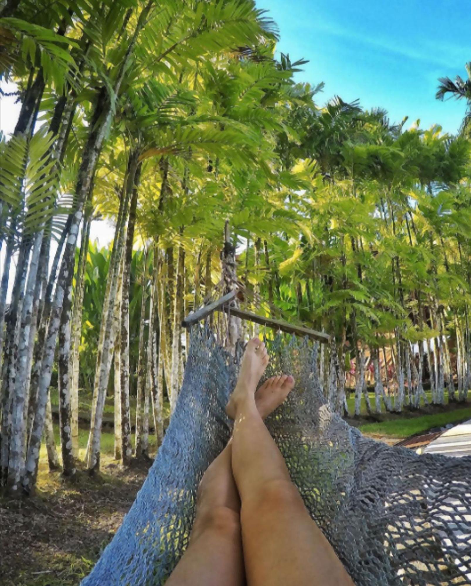 Arenal Backpackers Resort La Fortuna Екстериор снимка A woman's feet in a hammock